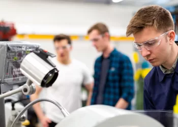 Šiemet profesinės mokyklos priims virš 20 tūkst. naujų mokinių: prioritetas darbo rinkoje paklausioms specialybėms