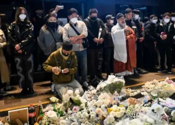 Pietų Korėjos giminaičių minia aukų žygiuoja reikalauti atsakymų