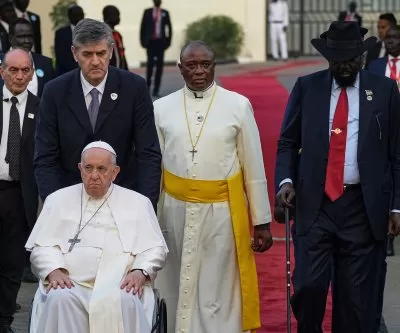 Popiežius Pranciškus, lankydamasis su Afrikos lyderiais, pasisako prieš gėjų įstatymus