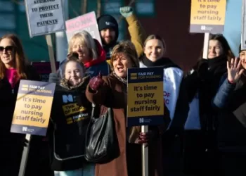 Britanijos greitosios medicinos pagalbos darbuotojai, slaugės streikuoja;  profesinių sąjungų lyderiai ragina pradėti naujas derybas dėl atlyginimo