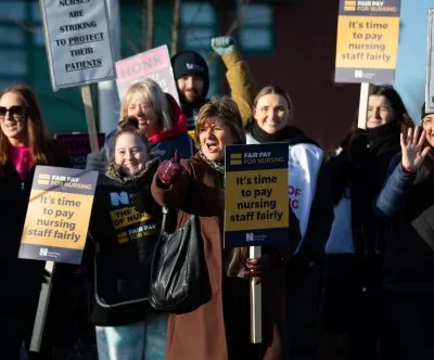 Didžiosios Britanijos greitosios medicinos pagalbos darbuotojai, medicinos seserys streikuoja;  profesinių sąjungų lyderiai ragina pradėti naujas derybas dėl atlyginimo