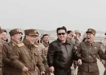 Kim Jong Unas ragina Šiaurės Korėją išplėsti pasirengimą karui