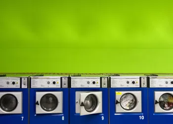 Ar tikrai reikia išskalbti naujus drabužius prieš juos vilkint?