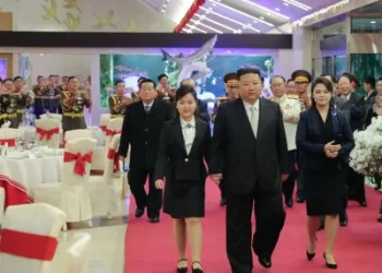 Kim Jong Unas su dukra lanko karius prieš karines metines