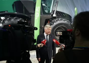 Ministras K. Navickas: Biometanu Varomo Traktoriaus Kūrėjai įrodė, Kad Nėra Neįmanomų Dalykų