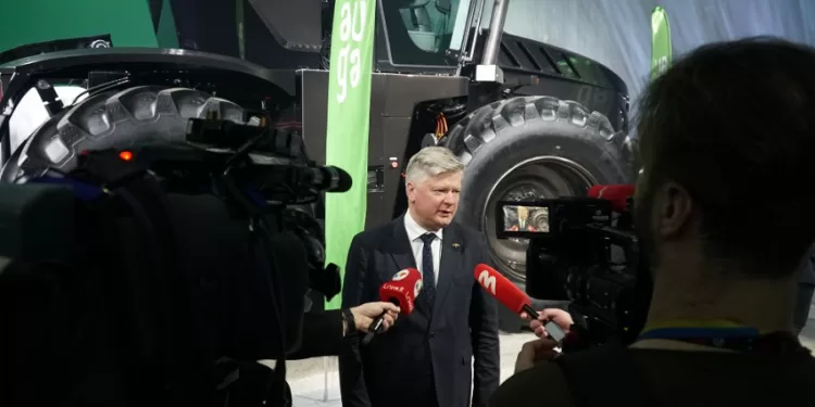 Ministras K. Navickas: Biometanu Varomo Traktoriaus Kūrėjai įrodė, Kad Nėra Neįmanomų Dalykų