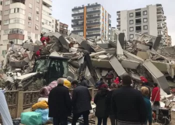 Turkijos prezidentas R. T. Erdoganas pažadėjo vyriausybei skirti pinigų ir pagalbą būstui išgyvenusiems žemės drebėjimą