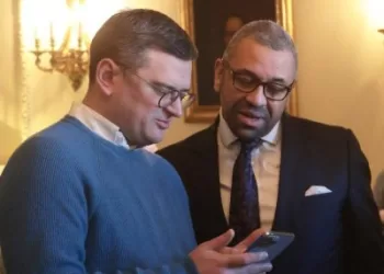 Didžioji Britanija naujajame sankcijų pakete taikosi į Rusijos įmones, „Kremliaus elitą“.