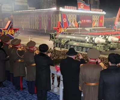 Šiaurės Korėja kariniame parade demonstravo rekordinį ICBM skaičių