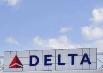 Į Niujorką skridęs „Delta Airlines“ keleivinis skrydis avariniu būdu nusileido Škotijoje