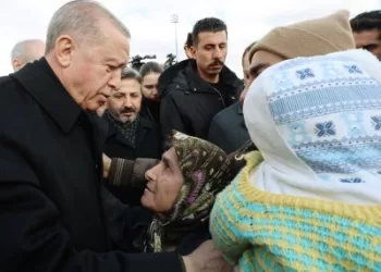 Turkijos R. T. Erdoganas keliauja į žemės drebėjimo zoną, nes žuvusiųjų skaičius ten ir Sirijoje išaugo per 23 tūkst.