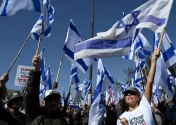 Izraelio kariuomenės veteranai žygiuoja į Aukščiausiąjį teismą, norėdami pasipriešinti teismų sistemos permainoms
