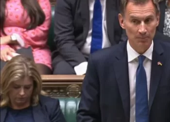 Didžioji Britanija vos išvengia recesijos, tačiau ateinančiais metais susidurs su priešpriešiniu vėju