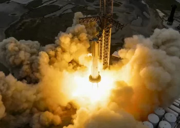 „SpaceX“ išbandė 31 variklį ant „Starship“ milžiniško „Super Heavy“ stiprintuvo