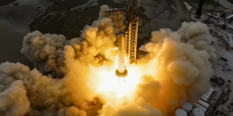 „SpaceX“ išbandė 31 variklį ant „Starship“ milžiniško „Super Heavy“ stiprintuvo