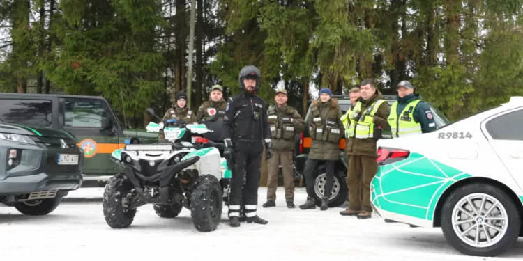 Kelių Policijos Pareigūnai Patruliavo Miškuose