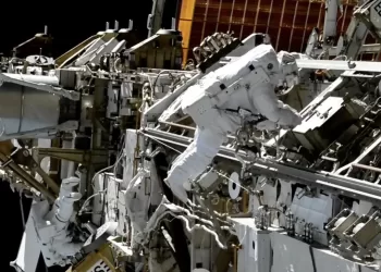 Kosminės stoties astronautai baigia ruoštis kitai naujų saulės masyvų porai