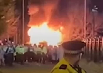 Po riaušių dėl prieglobsčio prašytojų prie Didžiosios Britanijos viešbučio suimta 15 žmonių