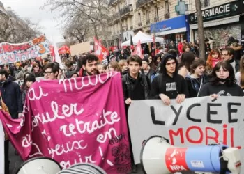 Šimtai tūkstančių žmonių protestuoja prieš Prancūzijos pensijų reformą