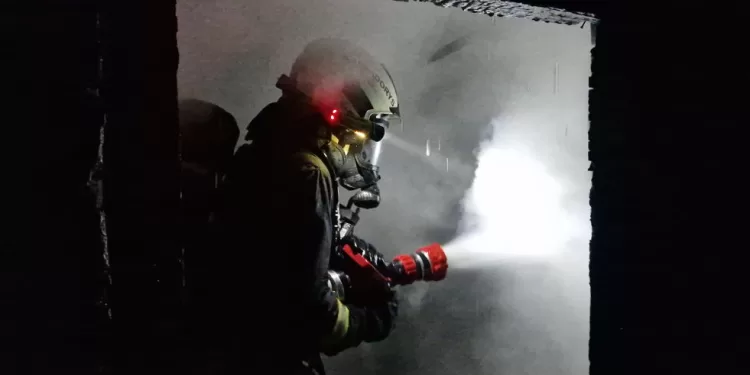 Šeštadienio Vakarą į Paparčius Skubėjo Gausios Ugniagesių Pajėgos: Nuo Gaisro Nukentėjusi Daugiavaikė šeima Prašo Pagalbos (Video)