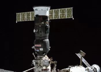 Rusijos krovininis laivas prisišvartuoja, nes antrasis „Progress“ staiga praranda aušinimo skystį