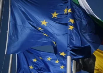 ES gūžčioja pečiais nuo recesijos sakydama, kad šiais metais ekonomika augs 0,8 proc