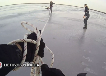 Pareigūnai  Gelbėjimo Darbų ėmėsi Patys, Nelaukdami Ugniagesių Gelbėtojų (Video)