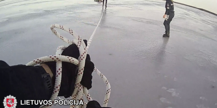 Pareigūnai Gelbėjimo Darbų ėmėsi Patys, Nelaukdami Ugniagesių Gelbėtojų (Video) Pareigūnai Gelbėjimo Darbų ėmėsi Patys, Nelaukdami Ugniagesių Gelbėtojų (Video)