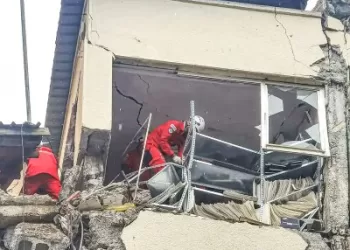 Turkija areštavo rangovus, kai žemės drebėjimo aukų skaičius išaugo daugiau nei 37 tūkst