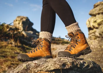 12 geriausių pėsčiųjų kojinių, kurios išliks šiltos ir sausos 2023 m.: REI, Smartwool, Darn Tough, Lululemon