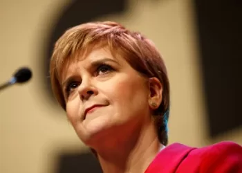 Škotijos atstovė Nicola Sturgeon paskelbė atsistatydinanti