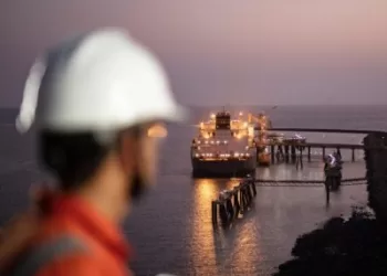 „Shell“ pastebi suskystintų gamtinių dujų tiekimo mažinimą