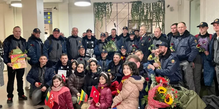 Vasario 16-Osios Vakarą 37 Lietuvos Tarptautinės Pagalbos Teikimo Komandos Nariai Sugrįžo į Vilnių