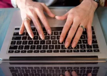 Mes palyginome „ChatGPT“ su įrankiais, skirtais AI parašyto teksto aptikimui, o rezultatai kelia nerimą