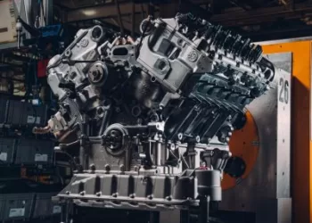 Prabangių automobilių gamintojas „Bentley“ baigs 12 cilindrų variklių gamybą 2024 m
