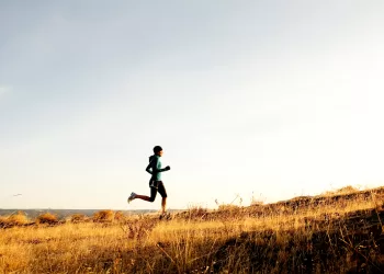 21 papildomos motyvuojančios dainos vėsioms rytinėms treniruotėms