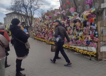 Ukrainiečiai prisitaiko prie nuostolių, padeda karo pastangoms praėjus metams po Rusijos įsiveržimo teroro