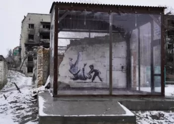 Ukraina šalia Kijevo montuoja smūgiams atsparius dangčius Banksy freskoms