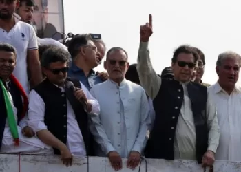 Pakistano vyriausybė kaltina buvusį premjerą Imraną Khaną panaudojus užstatą, kad praleistų teismą