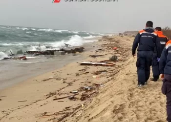 Prie Italijos krantų sudužus migrantus gabenusiam laivui žuvo dešimtys