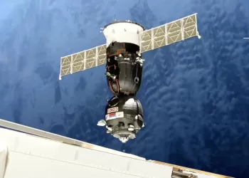 Nepilotuojamas erdvėlaivis „Sojuz“ prisišvartuoja kosminėje stotyje, kad pakeistų pažeistą įgulos kapsulę
