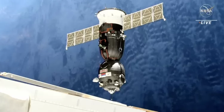 Nepilotuojamas erdvėlaivis „Sojuz“ prisišvartuoja kosminėje stotyje, kad pakeistų pažeistą įgulos kapsulę