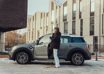 Dainininkė Justė Starinskaitė apie vairavimą ir mylimą automobilį: „Jis yra neatsiejama mano kasdienybės dalis“