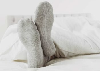 Miegas su kojinėmis – naudinga ar gali kelti problemų?