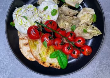 Antipasti užkandis su grilinta čiabata, ant grotelių keptais artišokais