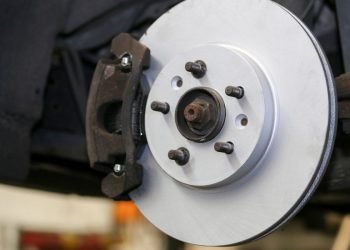 Kaip pakeisti stabdžių apkabos charakteristikas, matmenis ir iš kokių medžiagų jis pagamintas.