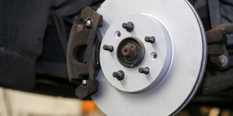 Kaip pakeisti stabdžių apkabos charakteristikas, matmenis ir iš kokių medžiagų jis pagamintas.