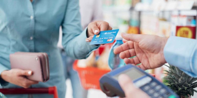 Kredito kortelė – finansinė paslauga, galinti pagerinti šiuolaikinio žmogaus gyvenimo kokybę