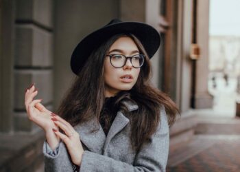 Akinių etiketas – kaip taisyklingai nešioti akinius?