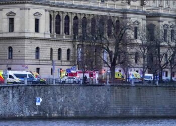 Masinės šaudynės Prahoje: policija pranešė, kad per šaudymą Prahos centre žuvo žmonės